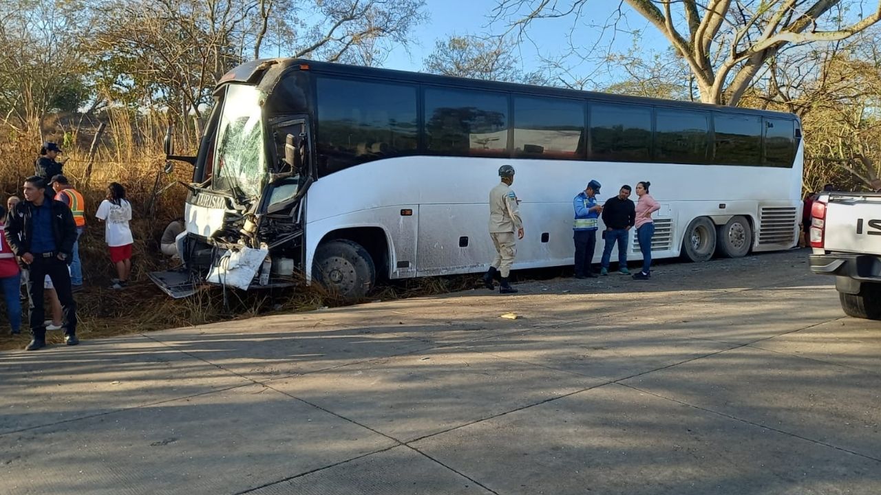 Imagen de 'Quedó atrapada', jovencita de 16 víctima de colisión de buses en Intibucá