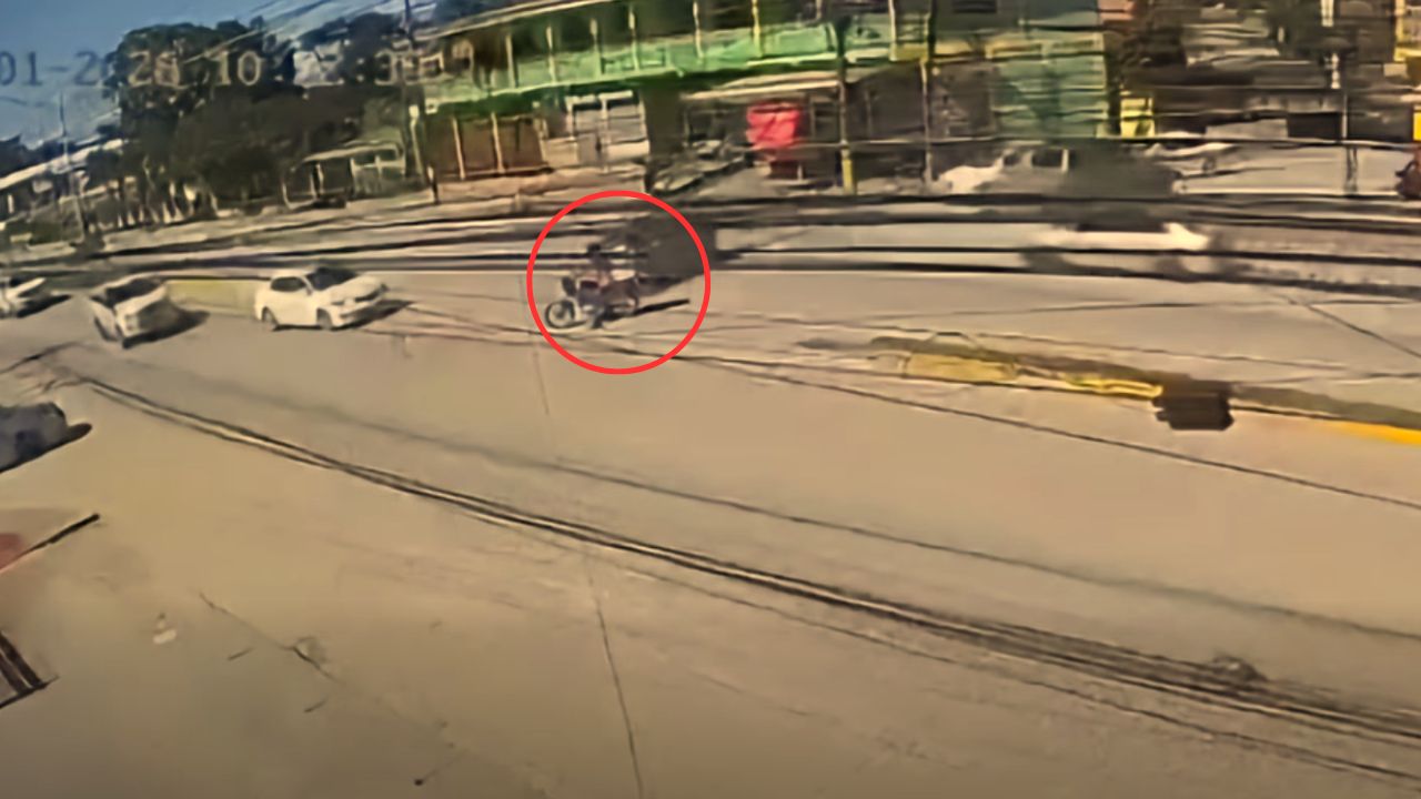 Vídeo: Conductor atropelló a motociclista durante cruce en bulevar de Puerto Cortés