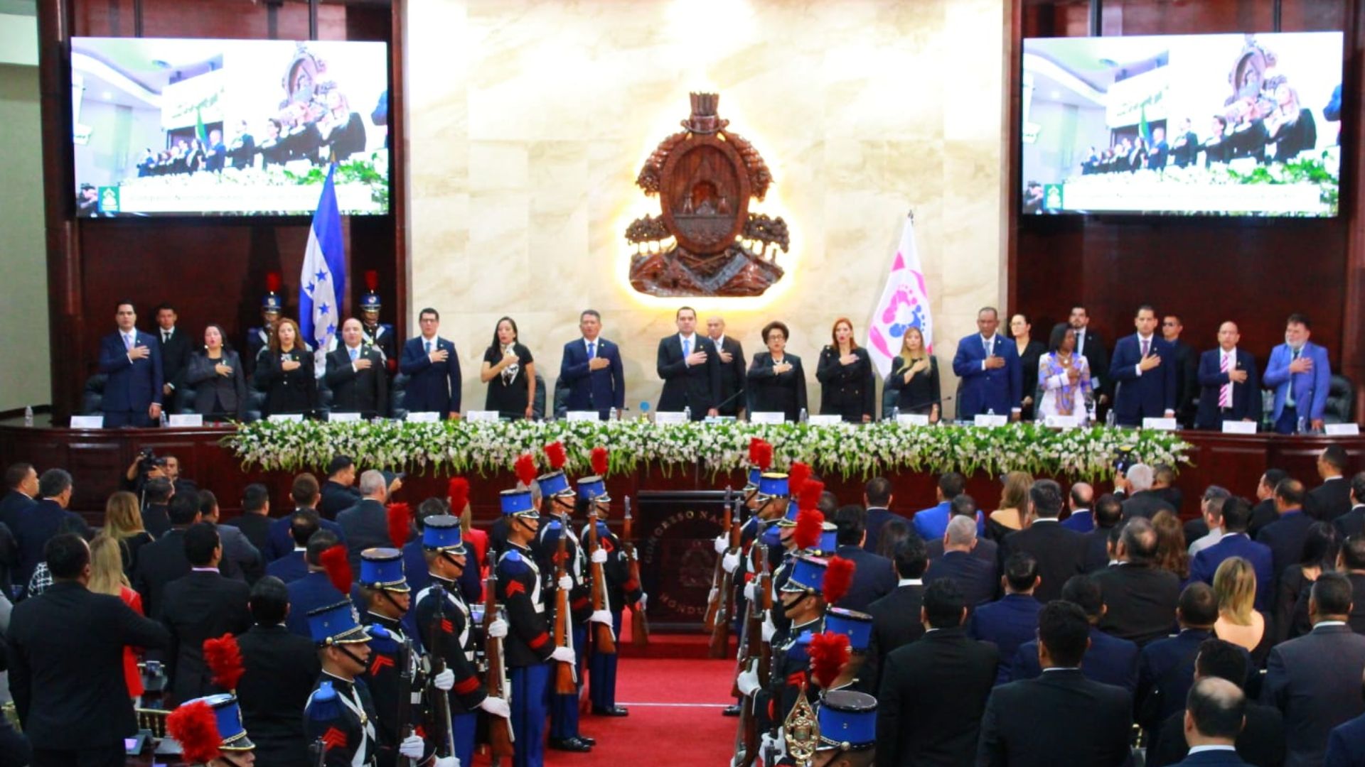 Imagen de Se instala la primera legislatura y perfilan leyes de empleo, salud y reducción del Estado