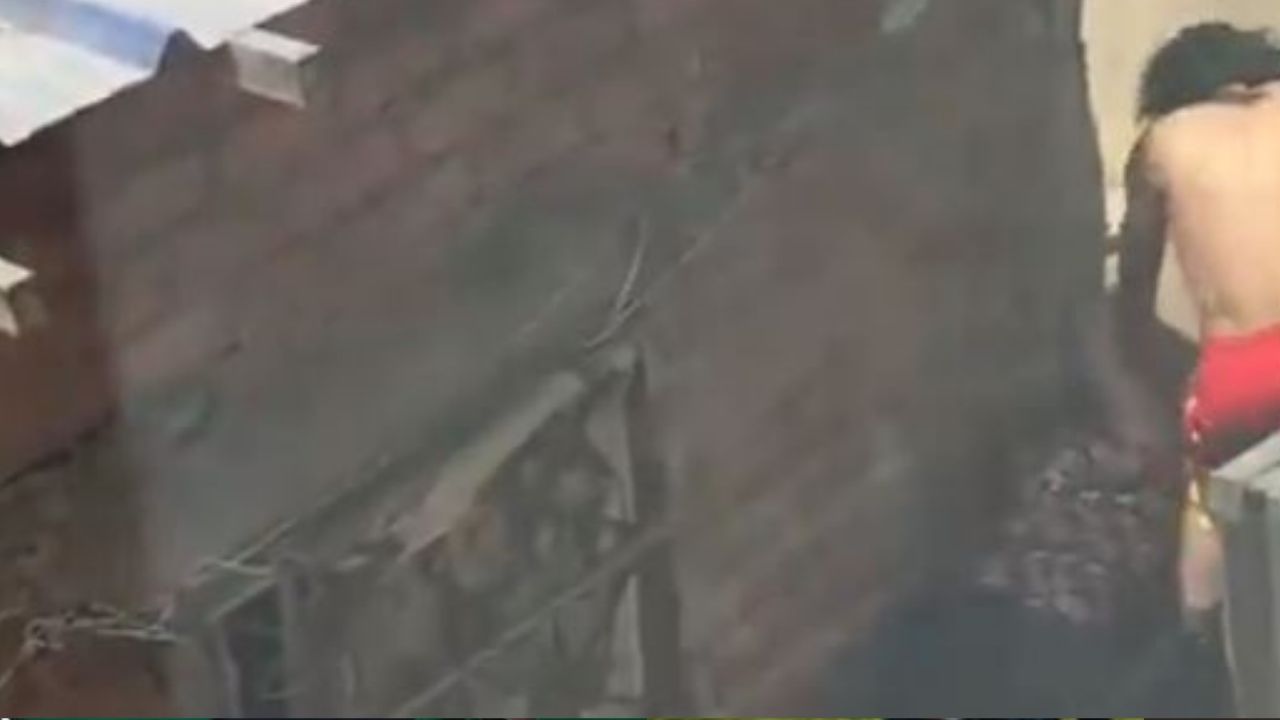 'Está delicada': indigna video de hijo golpeando a su madre y cuestionan a quien grabó