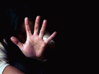 'La llevó de paseo': policía hondureño abusó de quinceañera con quien creció