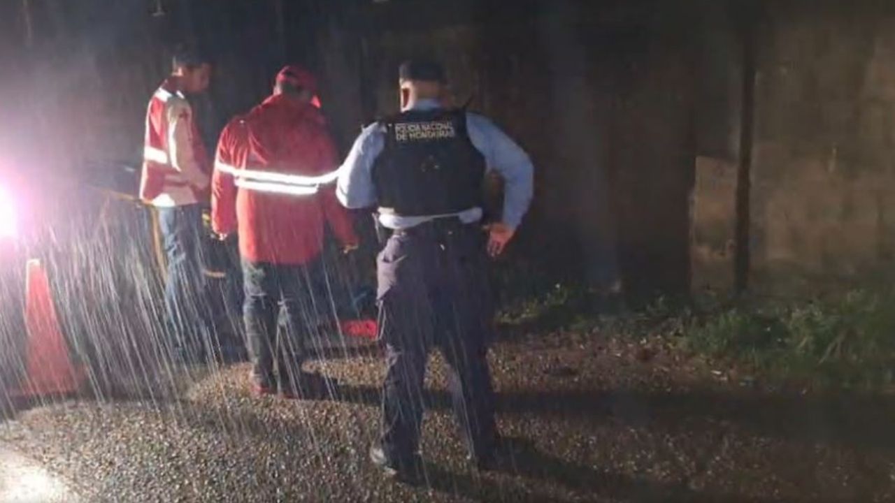 Conmoción en Roatán por joven electrocutado por cable derribado por camión