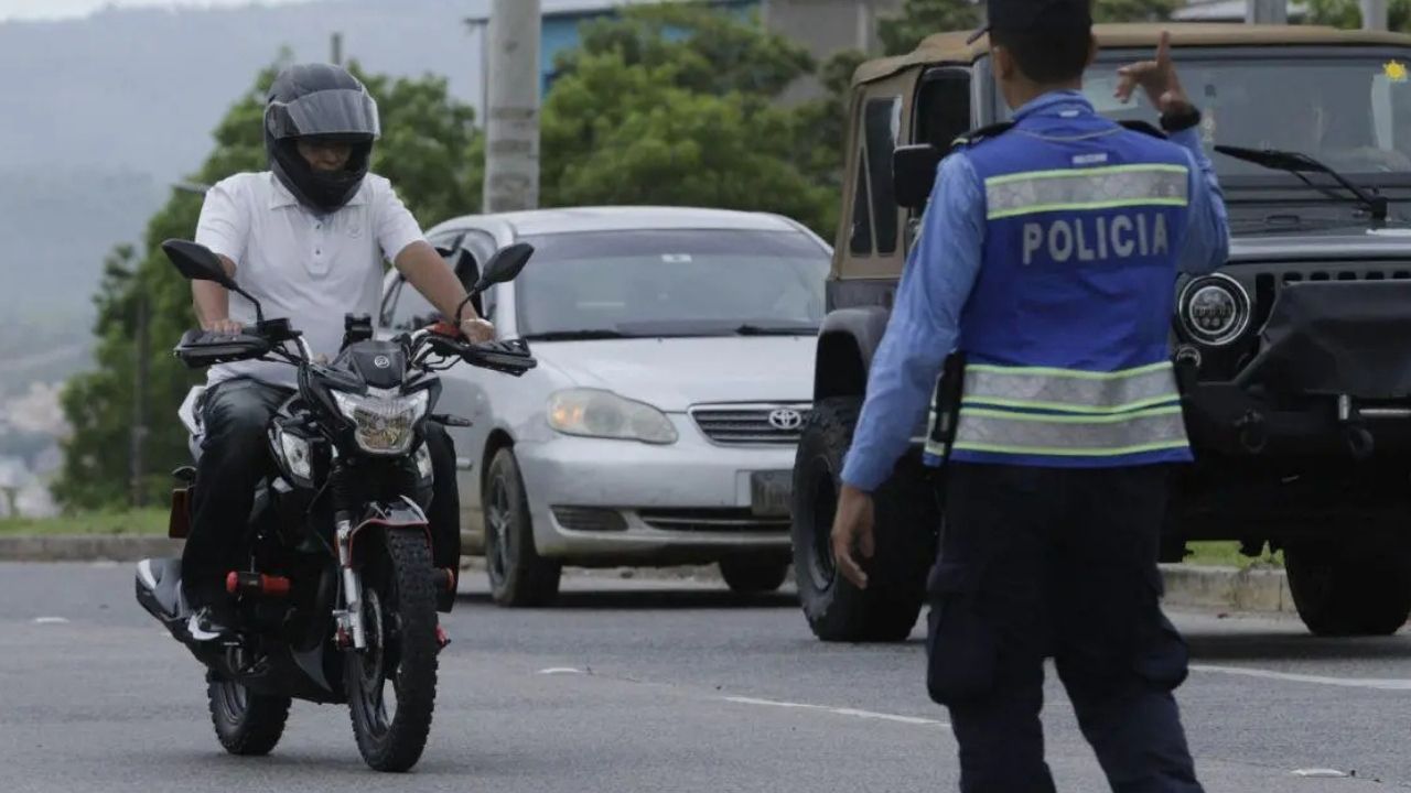Conoce la multa para motociclistas que no usen chaleco en Honduras