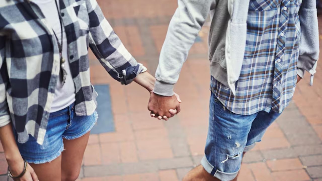 Vídeo | 'Deben respetar': Pareja protagoniza encuentro íntimo en una poza pública