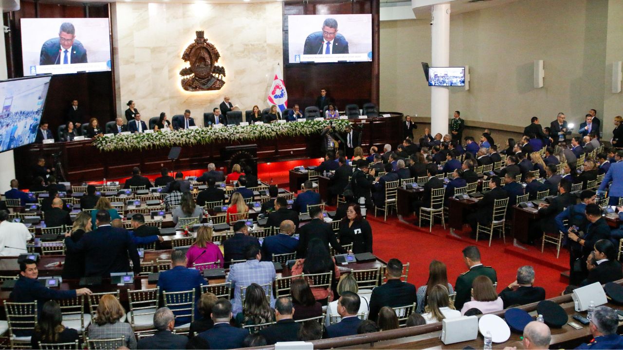 ¿Qué proyectos se presentaron en la primera sesión del nuevo Congreso Nacional?
