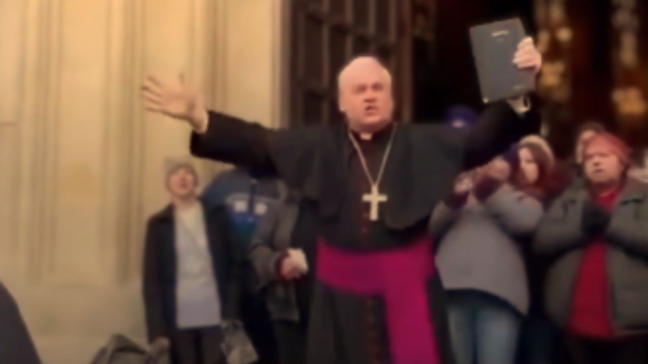 Vídeo | ¿Es real? Sacerdote 'enfrenta' a agentes del ICE para 'proteger a migrantes'