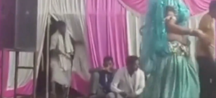 Captura de pantalla del video En el show video India hacha, el cual muestra el caso de Tejmal Gurjar y Banwari Meena
