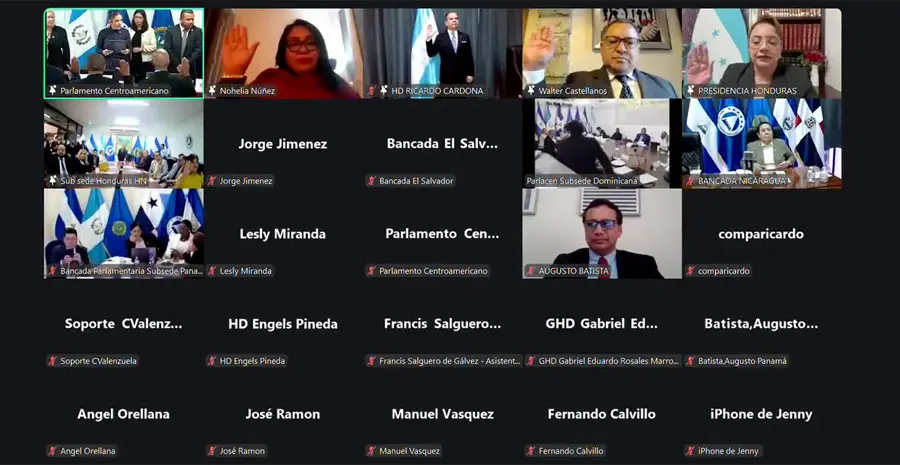 Momento en que Xiomara Castro fue juramentada como diputada del Parlacen