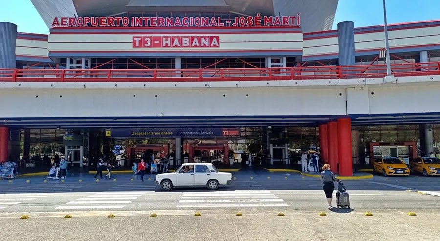 Parte exterior del aeropuerto en La Habana