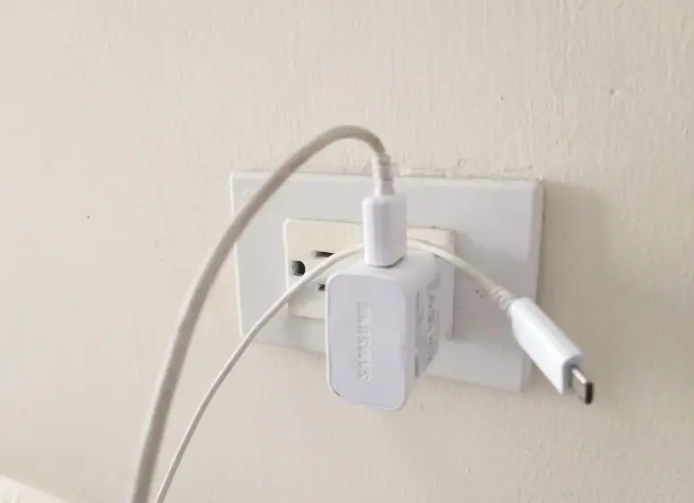 cargador de celular conectado