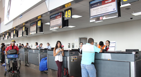 Parte interior de un aeropuerto