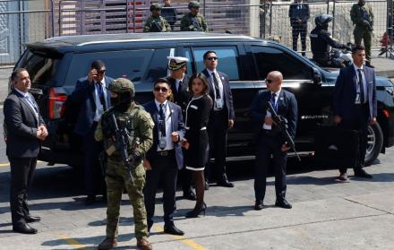 Escoltas cuidando a funcionarios