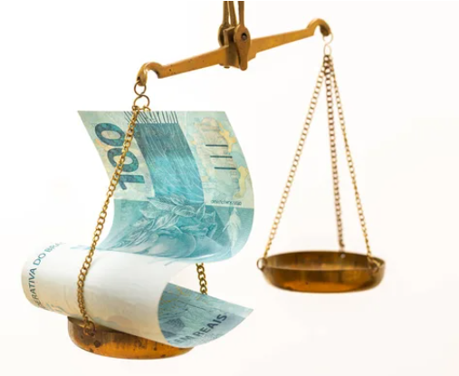 Una balanza con dinero