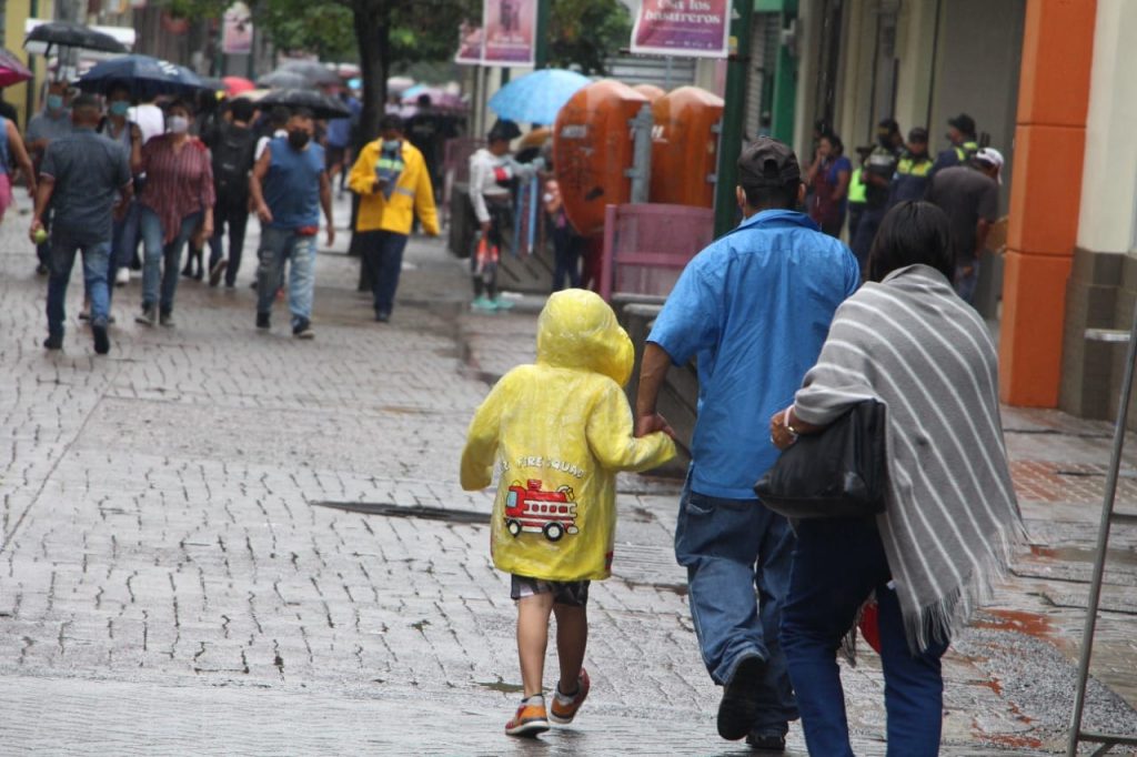Personas caminando bajo la lluvia