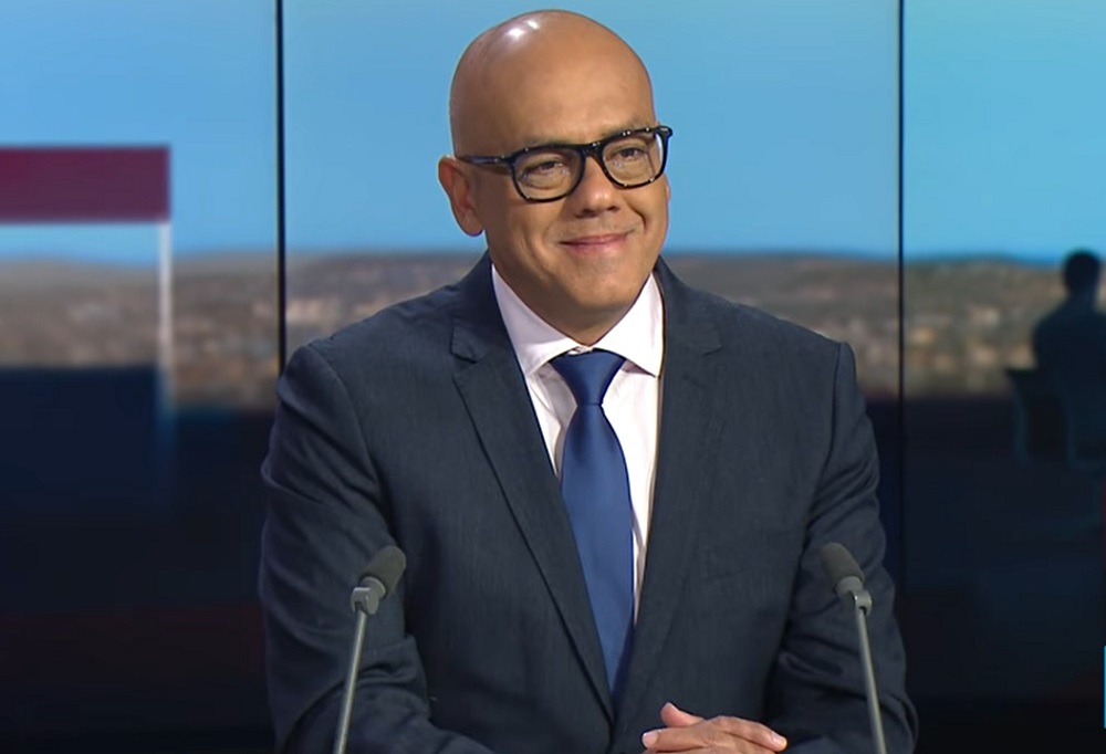 El funcionario viendo al frente