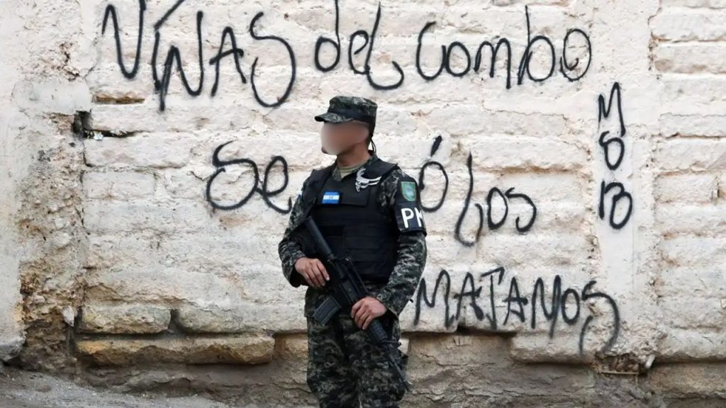 Un militar en un lugar de riesgo