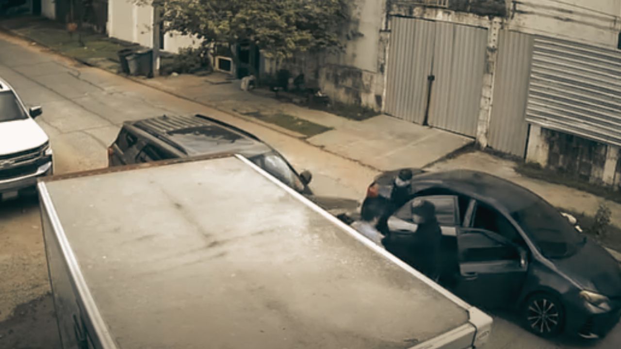 Imagen de ¿Fue en Honduras? Graban asalto a dos hombres que reparaban un carro en la calle