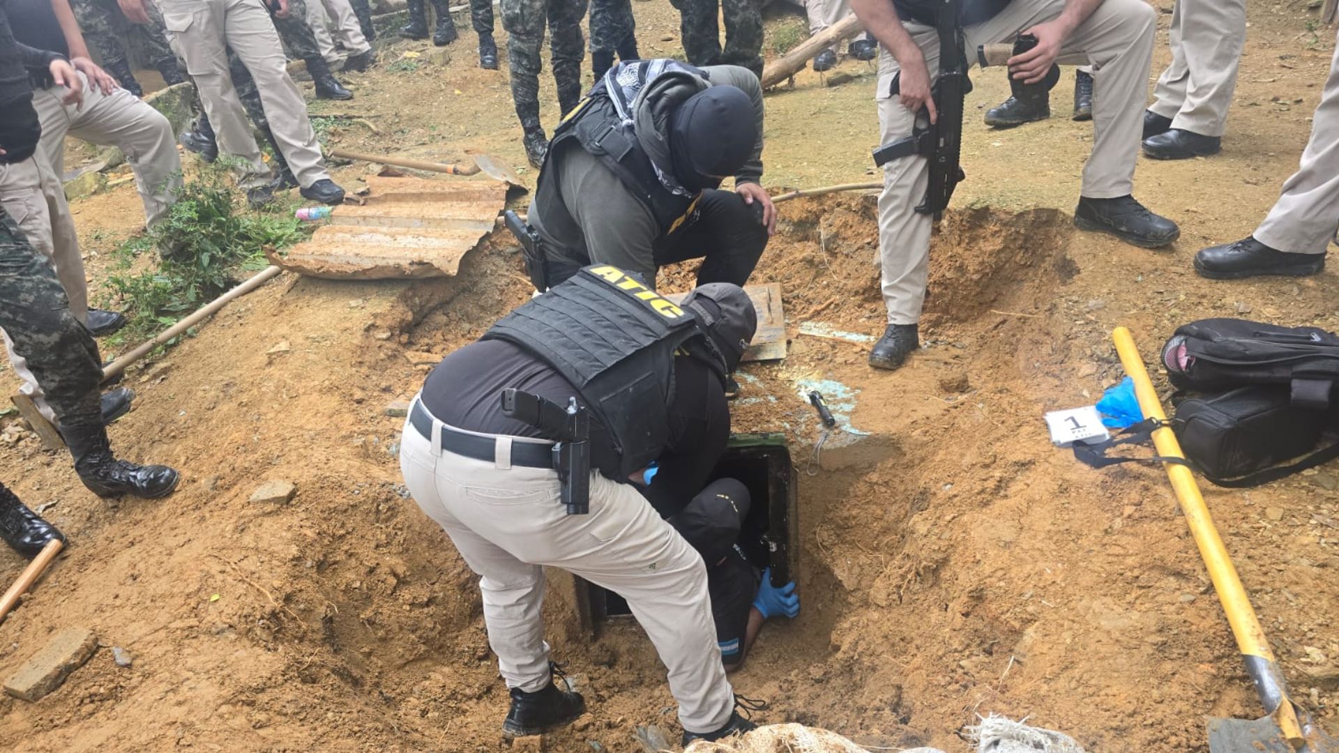 Búnker oculto en zona montañosa: lo que halló la ATIC en operativo contra la MS-13