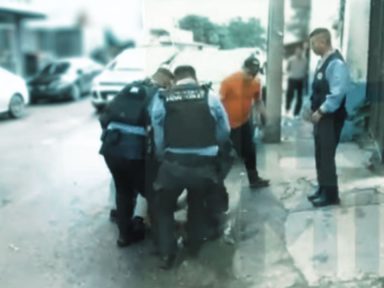 Vídeo: Joven intentó escapar de policías para evitar traslado a cárcel de El Progreso