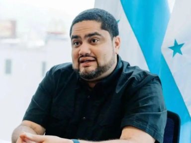 José Carlos Cardona se presenta a la CSJ y explota contra Isis Cuéllar