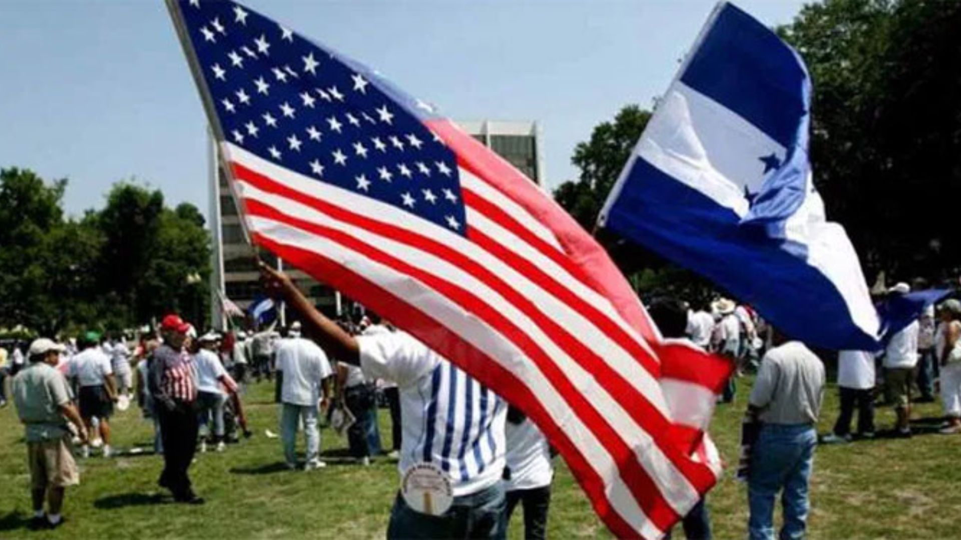 Migrantes aportan más a la economía de EE. UU. de lo que envían en remesas, según CHE