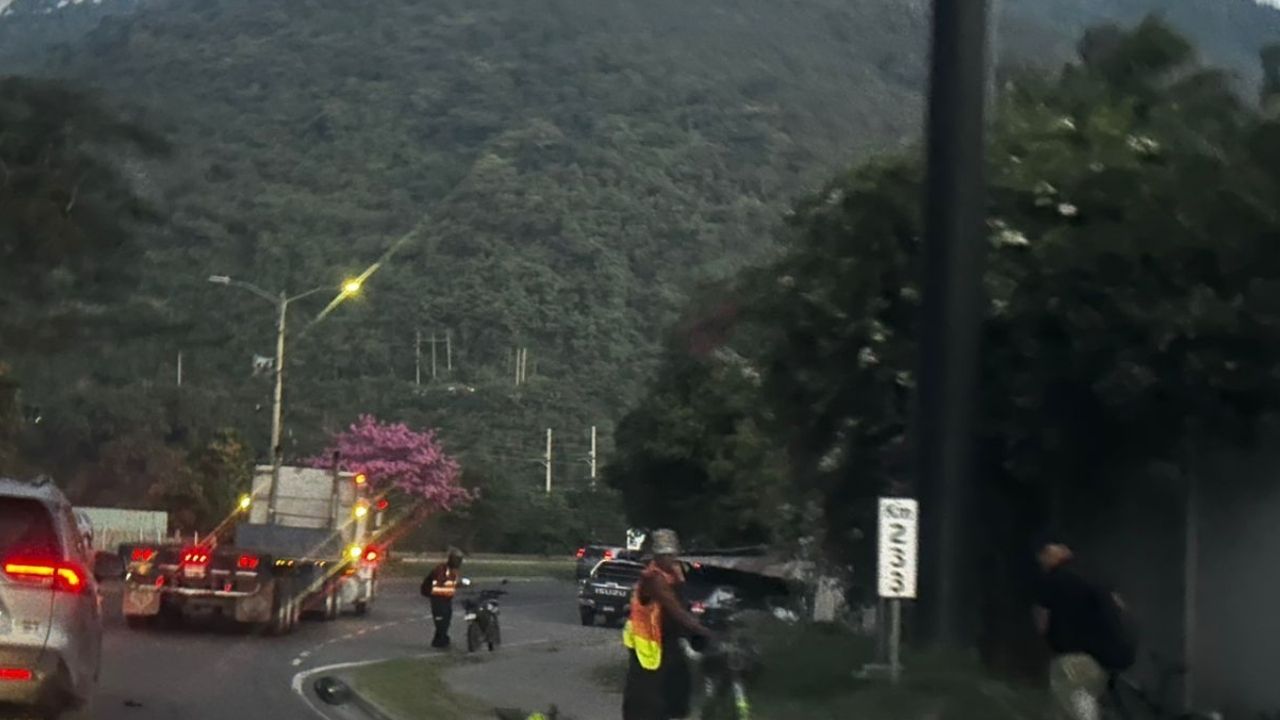 VIDEO: Motociclista muere tras impactar contra rastra y le roban celular en SPS