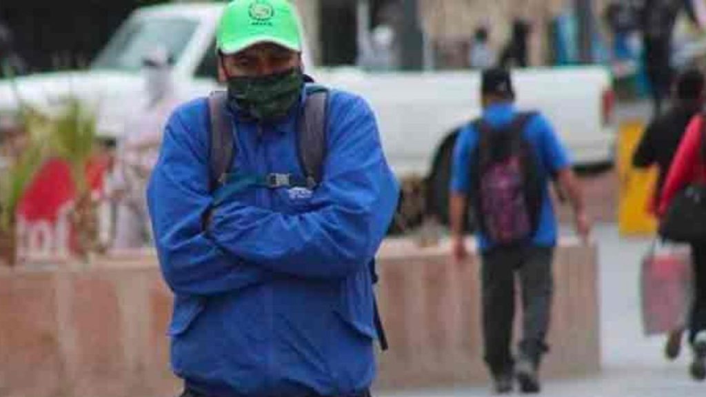 Una persona caminando bajo la lluvia