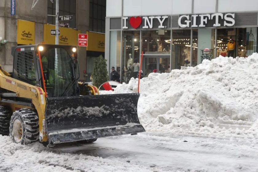 Una máquina sacando nieve de la calle