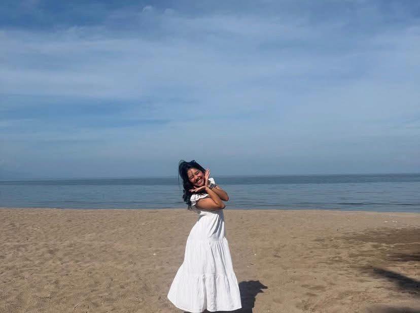 Una foto de la joven