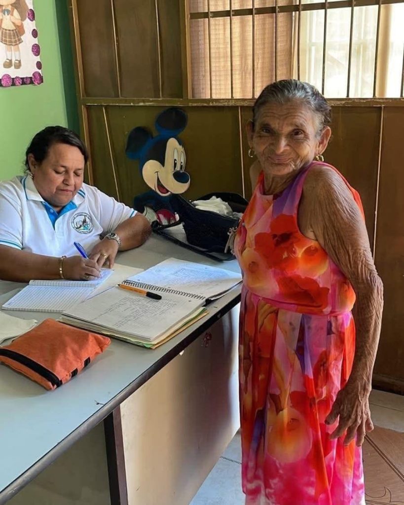 Doña María Amparo Sosa durante su primer día de clases en la escuela.