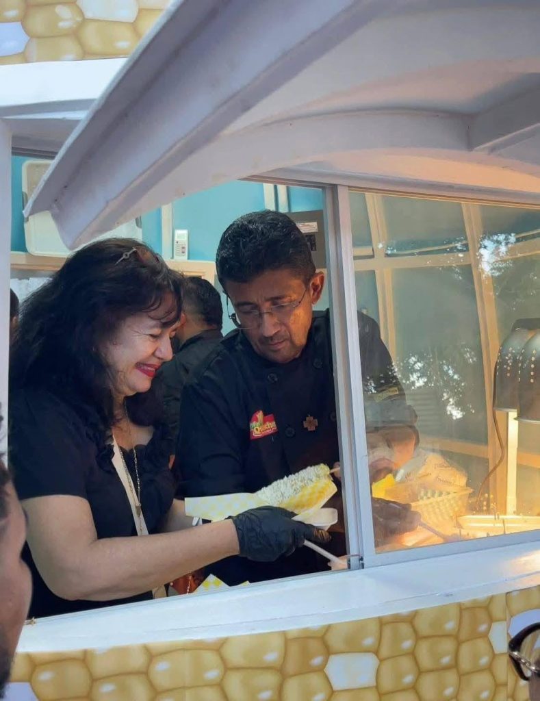 Quintín Soriano junto a su esposa en el negocio familiar que emprendieron.