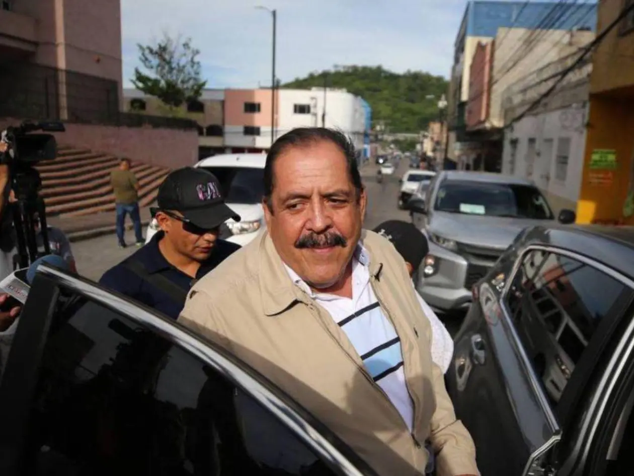 Carlos Zelaya tras comparecer en la ATIC tras la divulgación del narcovideo en 2024, antes de renunciar al cargo de diputado en el Congreso Nacional.