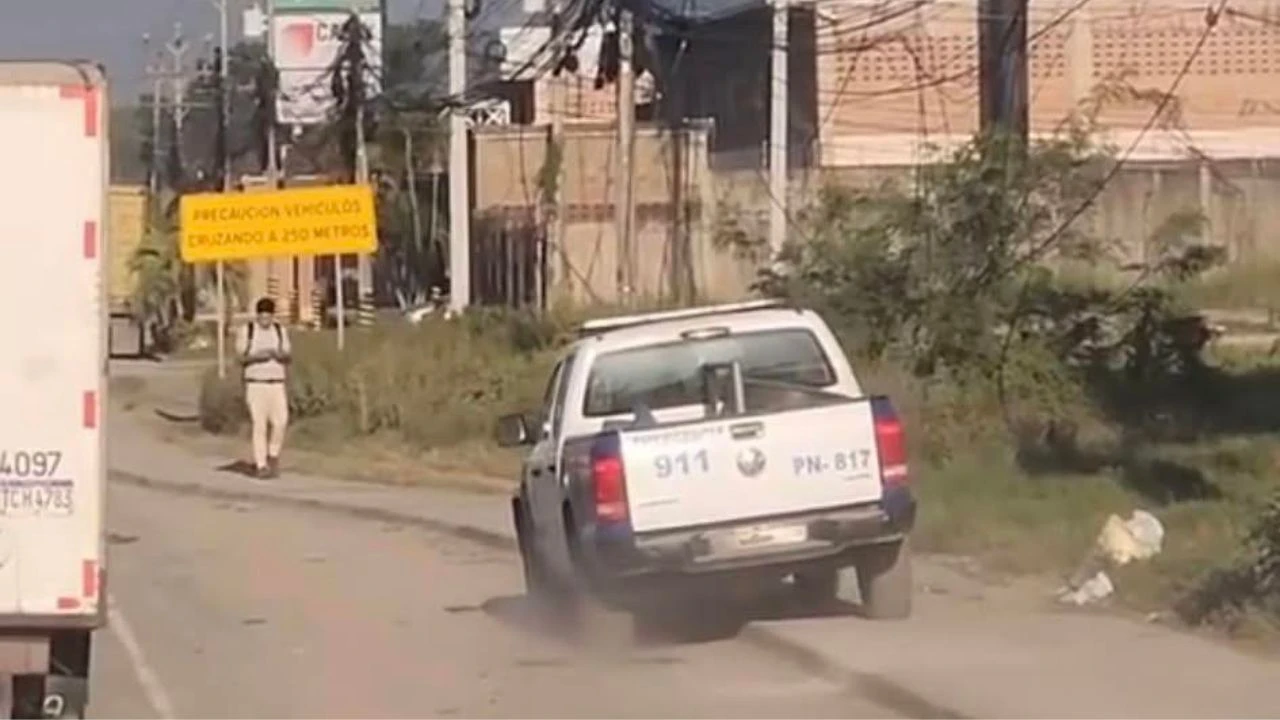 Imagen de Policía quiso ganar la vía en patrulla y terminó sancionado