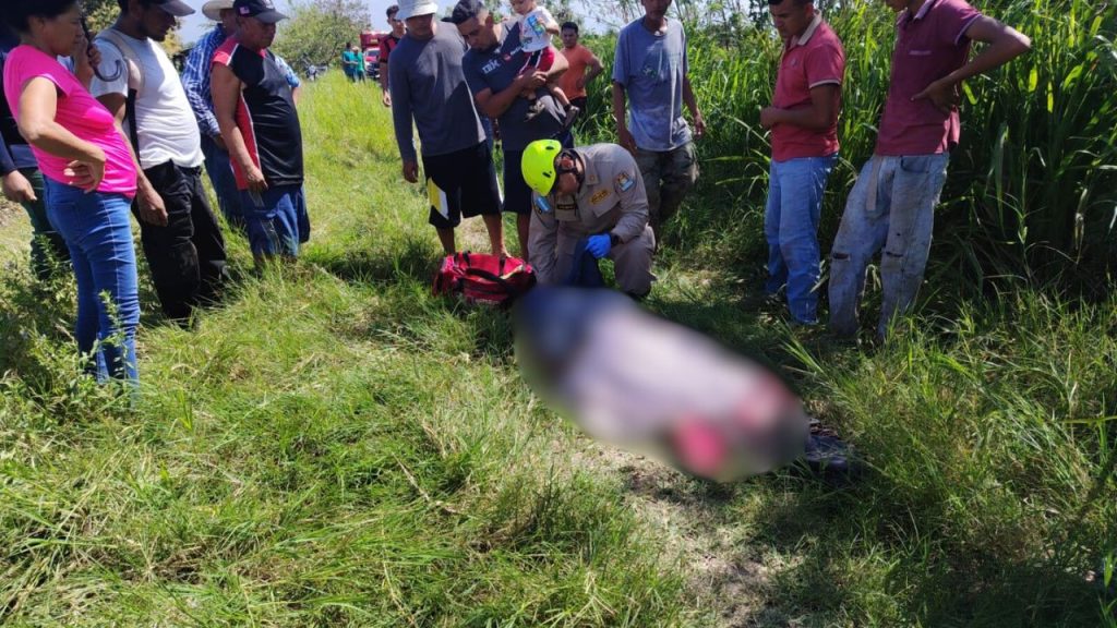 Vecinos del lugar del accidente tratando de auxiliar a Manuel Alfredo Guerrero Maica antes de morir.