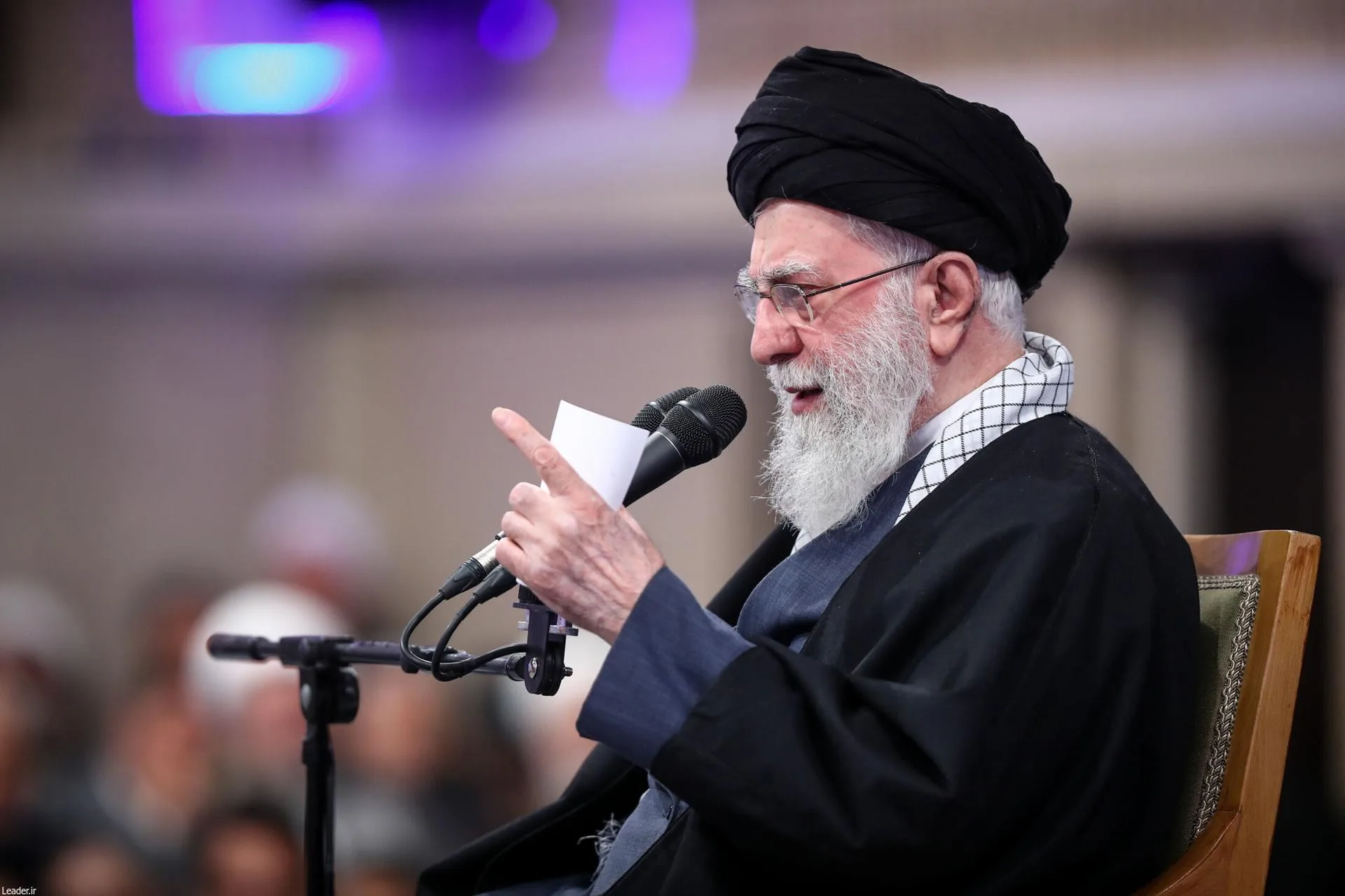 Alí Jameneí sentado