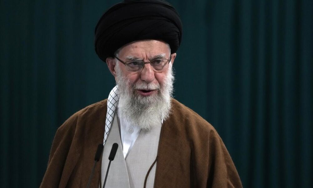 Alí Jamenei viendo al frente