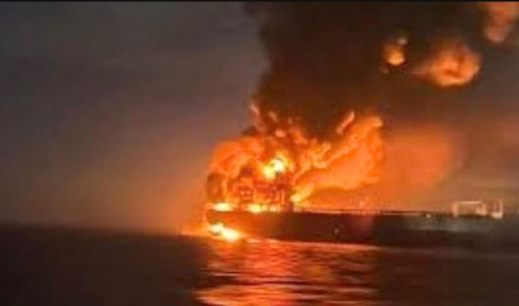 Buque ATHE NOVA tras ser atacado en el estrecho de Ormuz