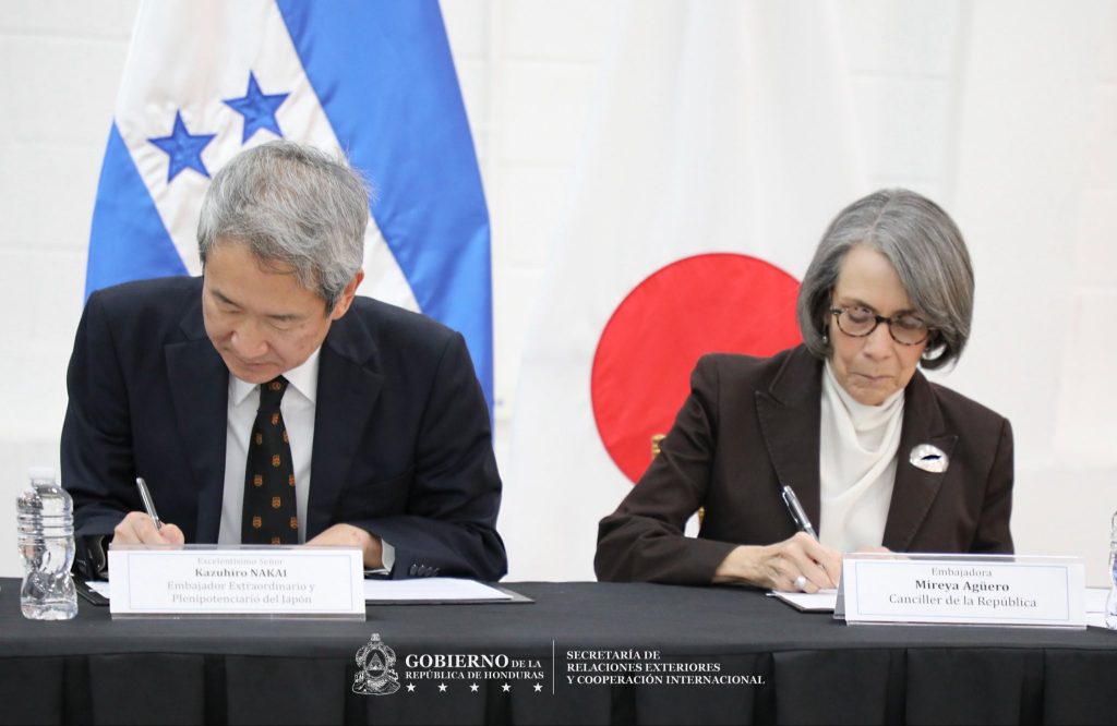 Diplomáticos firmando