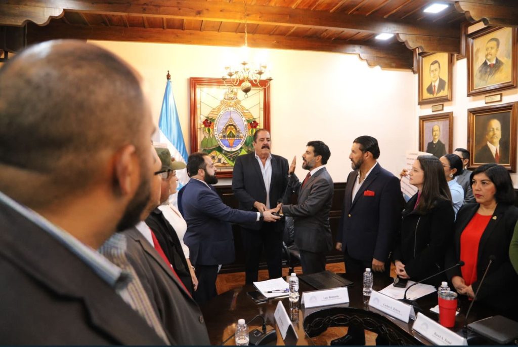 Momento en que una Comisión Permanente nombra a Johel Zelaya como fiscal