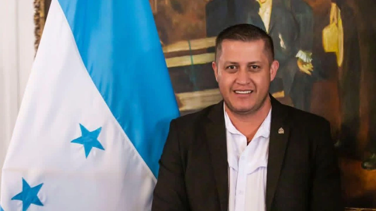 El diputado Octavio Morales Bonilla viendo al frente