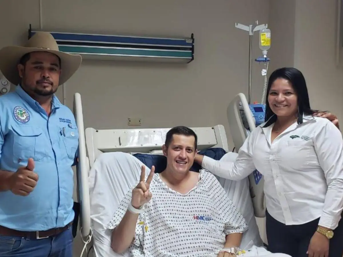 El diputado Octavio Morales Bonilla en una camilla de hospital