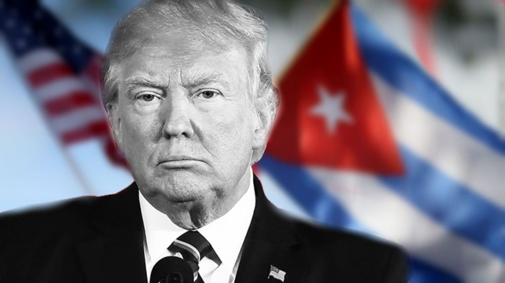 Trump y al fondo banderas