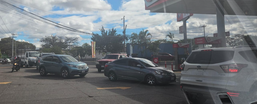 Personas en una gasolinera
