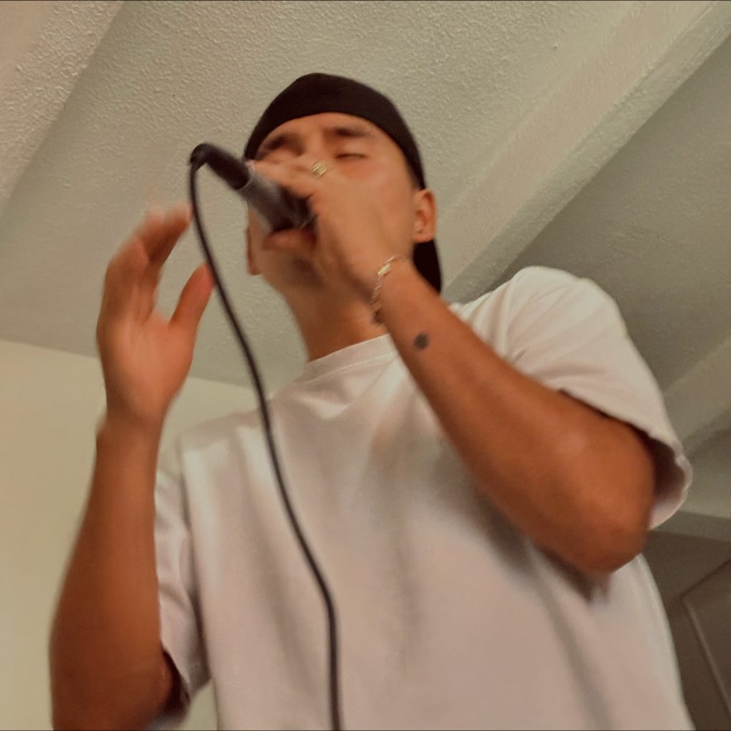 Jonfer Cerón cantando