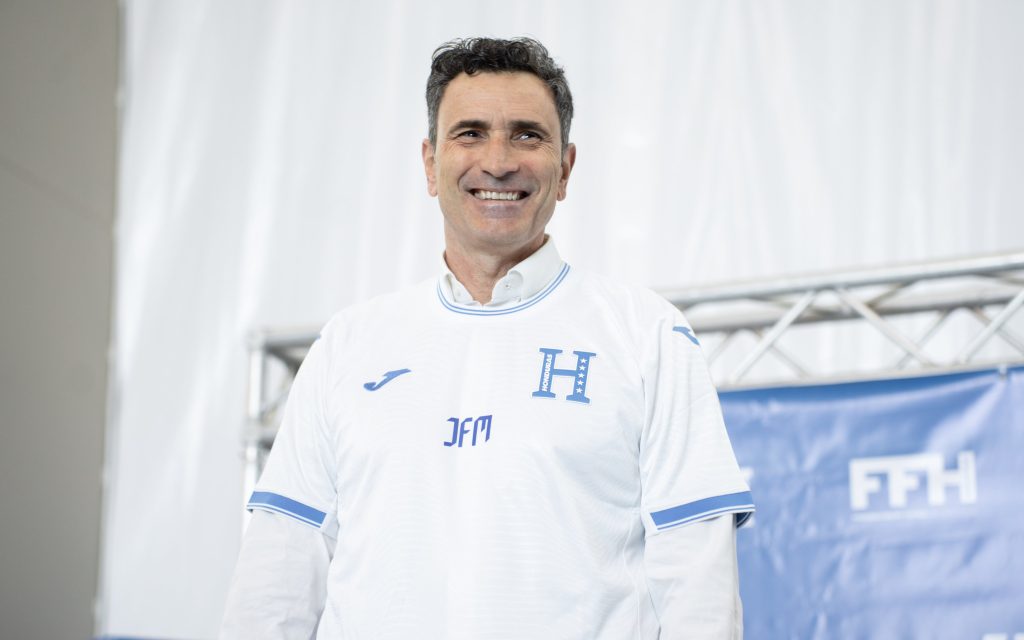 José Francisco Molina viendo al frente