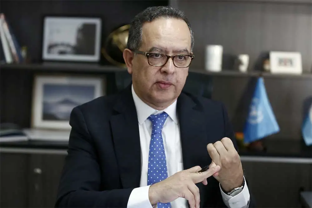 Juan Carlos Monge viendo al frente