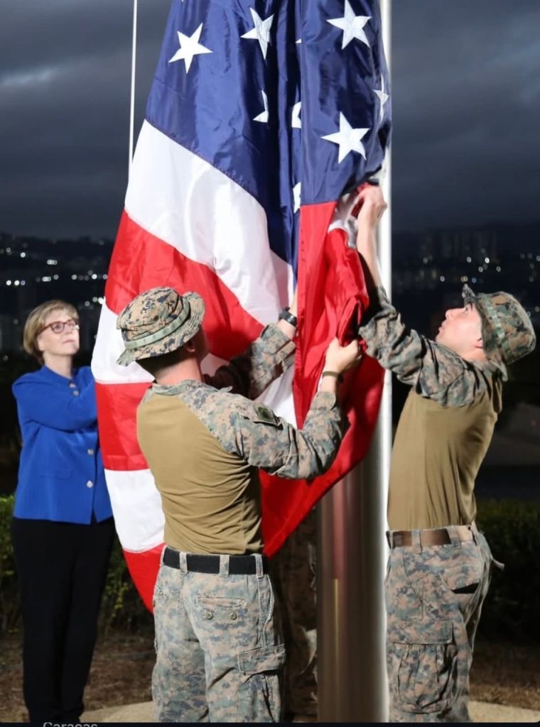 Laura Dogu izando la bandera de Estados Unidos em Venezuela