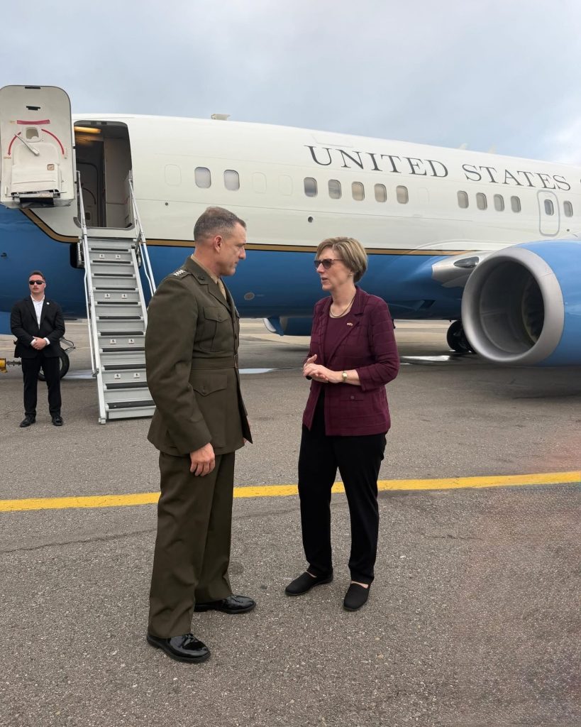 Laura Dogu caminando