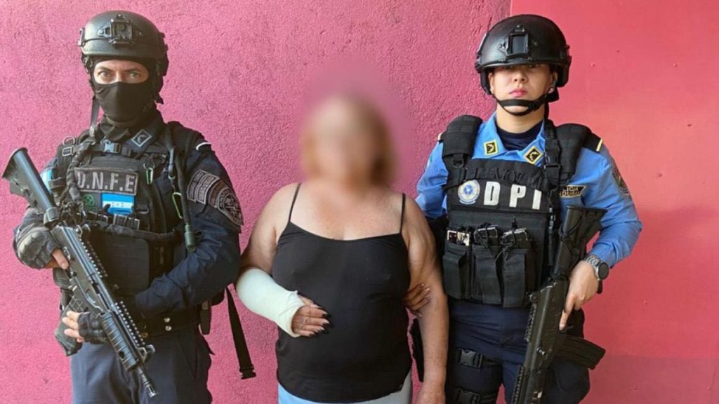 Señora detenida y dos policías