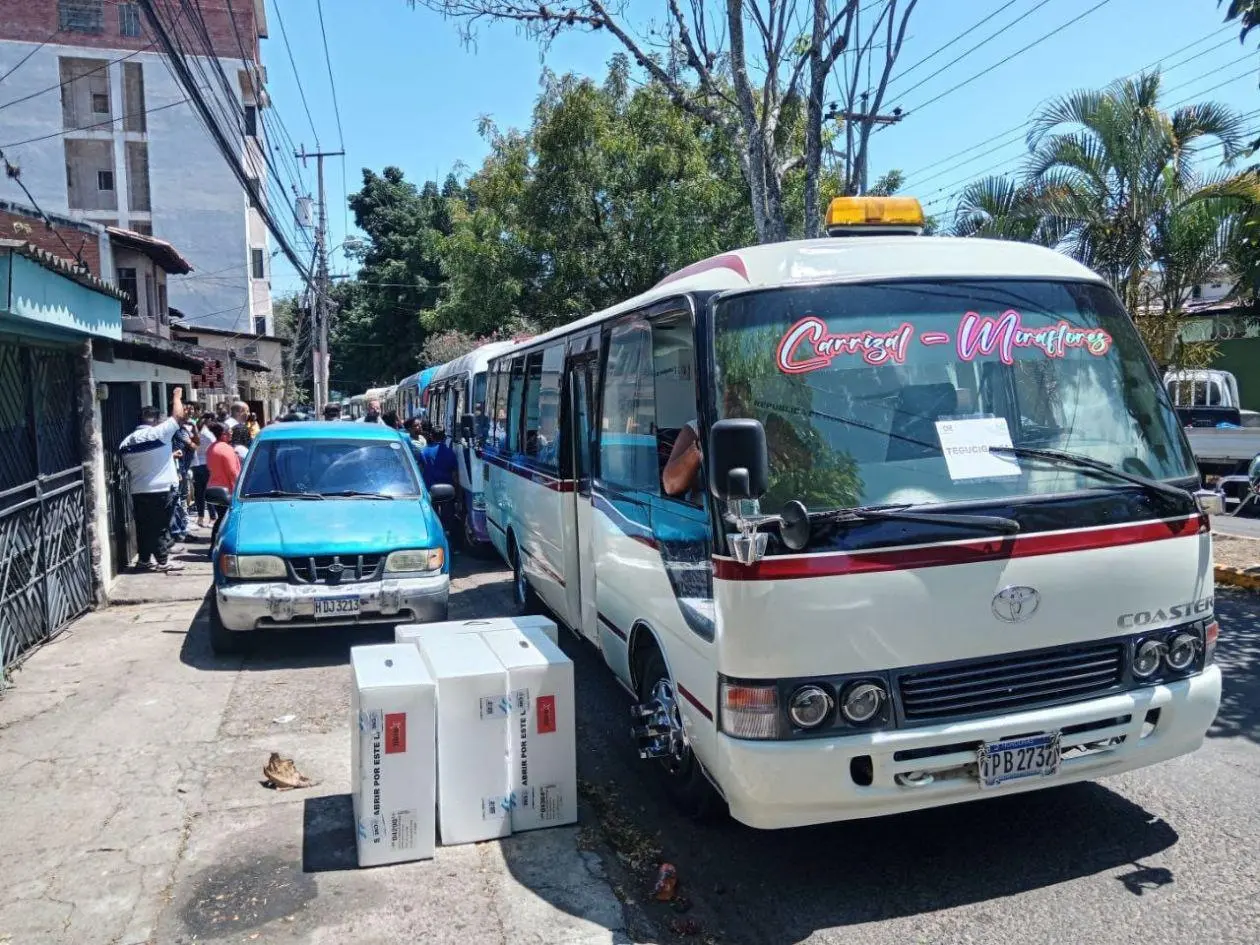 Material electoral en bus